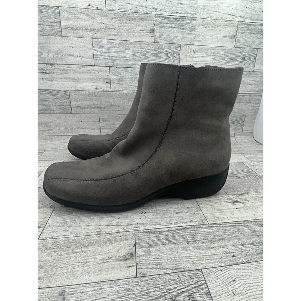Clarks Women's Gray Suede Ankle Boots Side Zip Wedge‎ Heel Size 9.5W